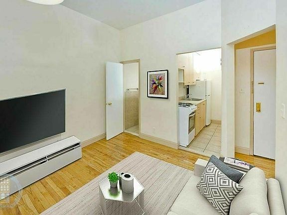 3rd image of 43 W 68th St