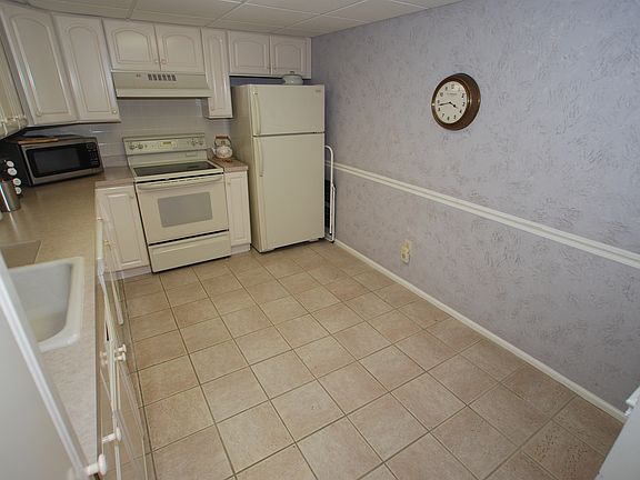 Tiled eat-in kitchen