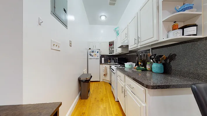 Rented by Bond New York | media 5