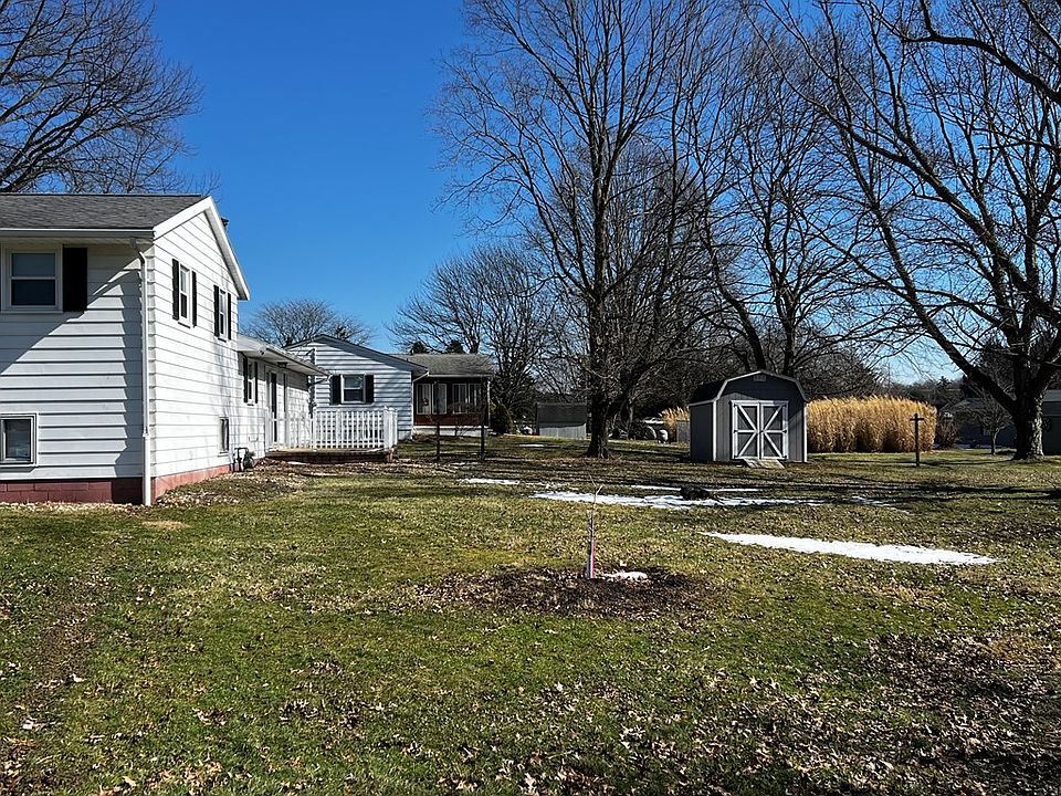 2nd image of 1715 Huntington Dr