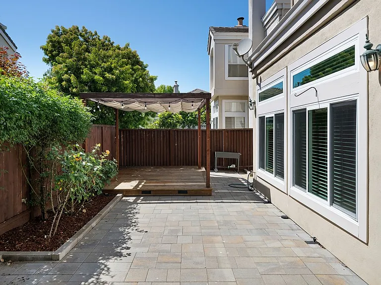 4 Mandalay Ct — Photo 24