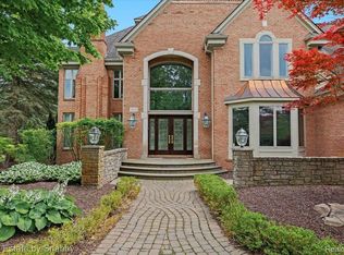 4096 Oak Tree Cir, Rochester, MI 48306