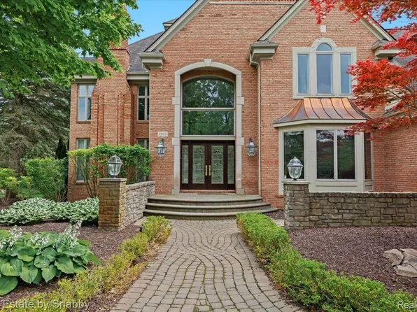 4096 Oak Tree Cir, Rochester, MI 48306