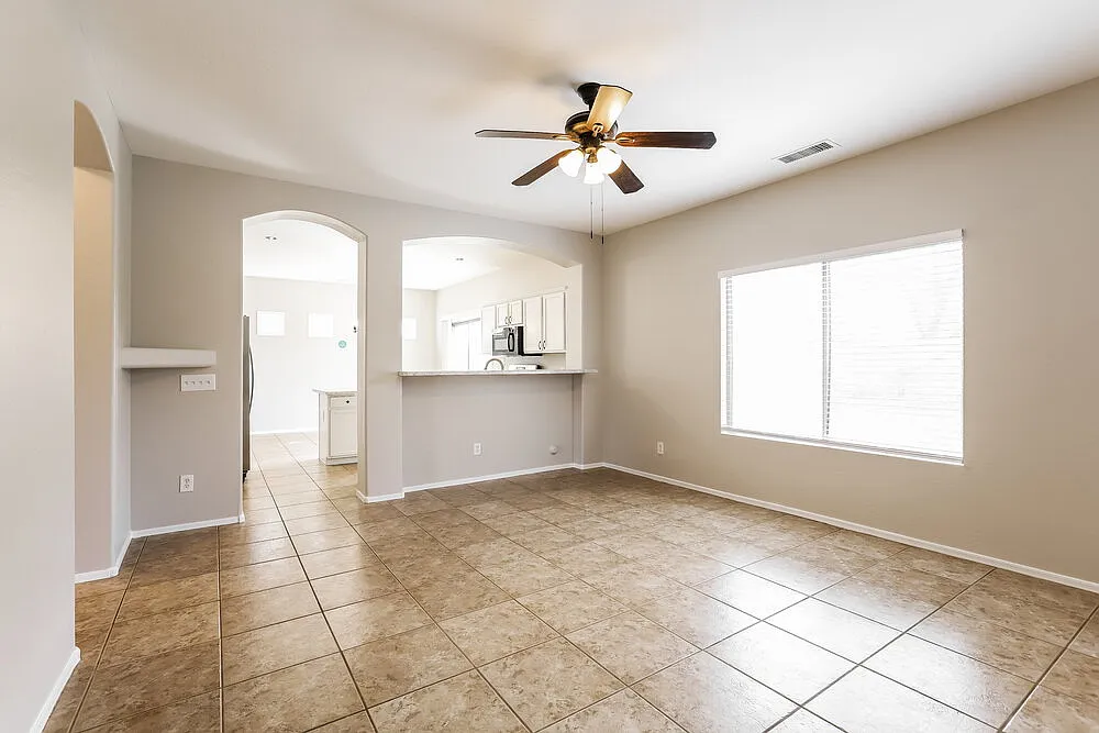 4 bed, 2.5 bath, 2387 sqft, $2,185 — Photo 4