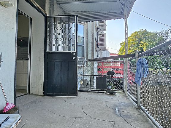 3rd image of 1026 39th St #1