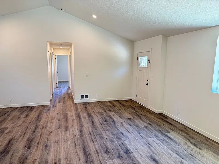 1246 Hughes St — Photo 5