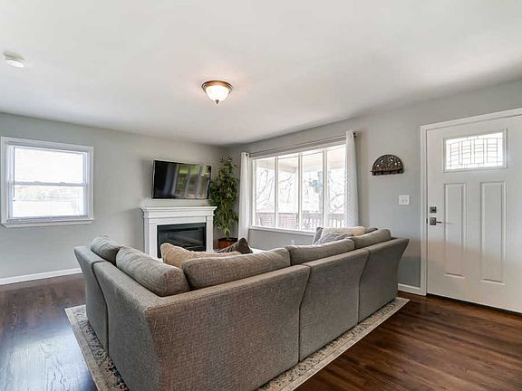 3rd image of 4389 Mayflower Dr