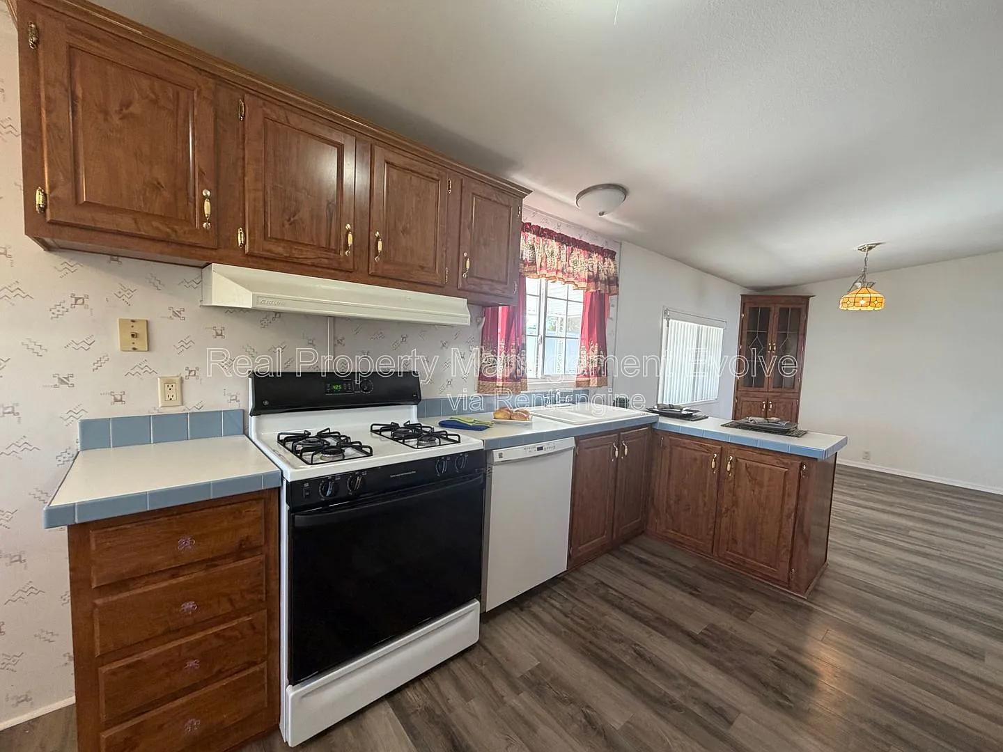 3 bed, 2.0 bath, 1400 sqft, $1,595 — Photo 4