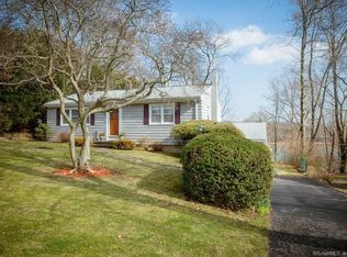 32 Oak Ridge Rd, Branford, CT 06405