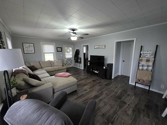 2nd image of 925 E Spring St