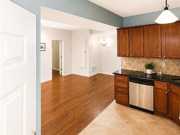 3rd image of 200 E 43rd St APT 103