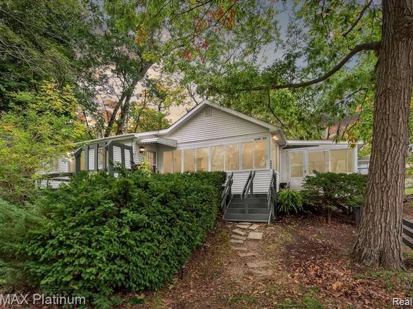 5630 Glen Echo Dr, Howell, MI 48843