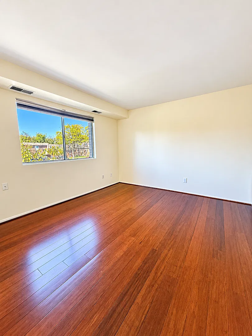 Move-In Special: 2nd Month's Rent Free For Qualified Applicants! One Bedroom Condo Located In Gar... — Photo 2