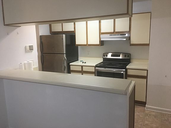 3rd image of 1140 Creatwood Cir SE