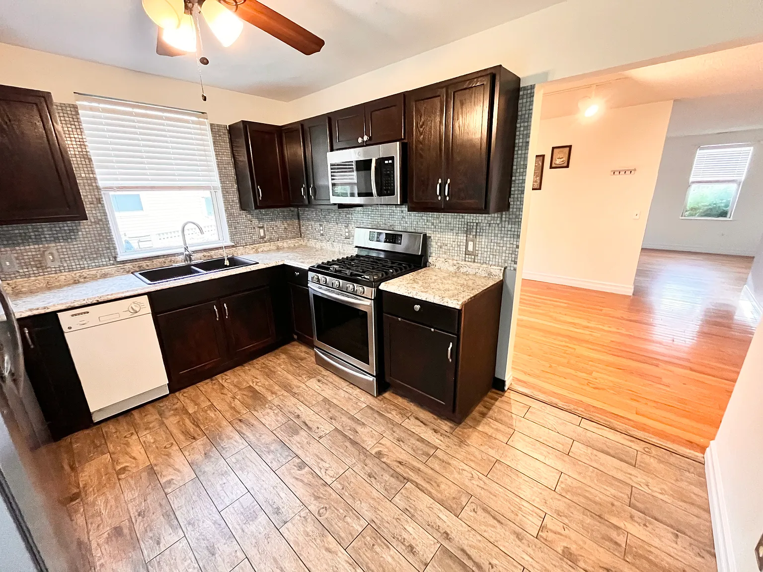 3 bed, 1.5 bath, 1200 sqft, $2,700 — Photo 4