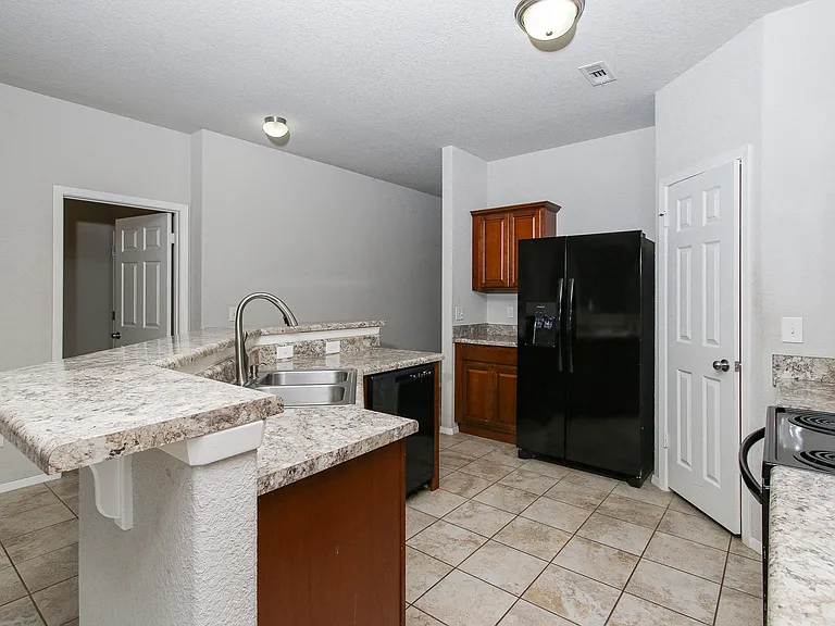 2711 Wyandotte Ave — Photo 22