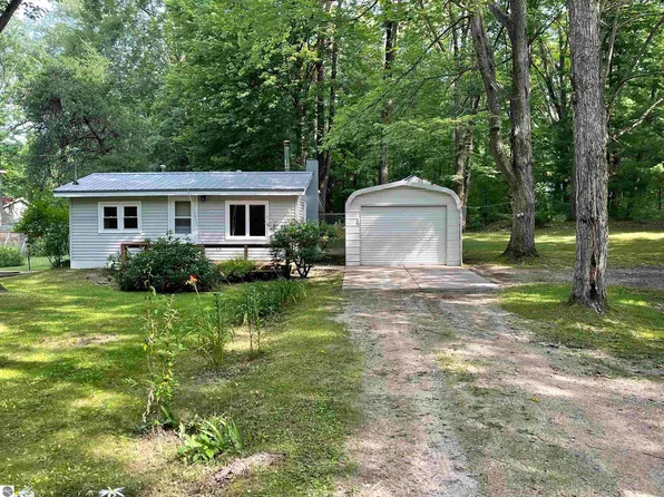 211 E Clarence Rd, Harrison, MI 48625
