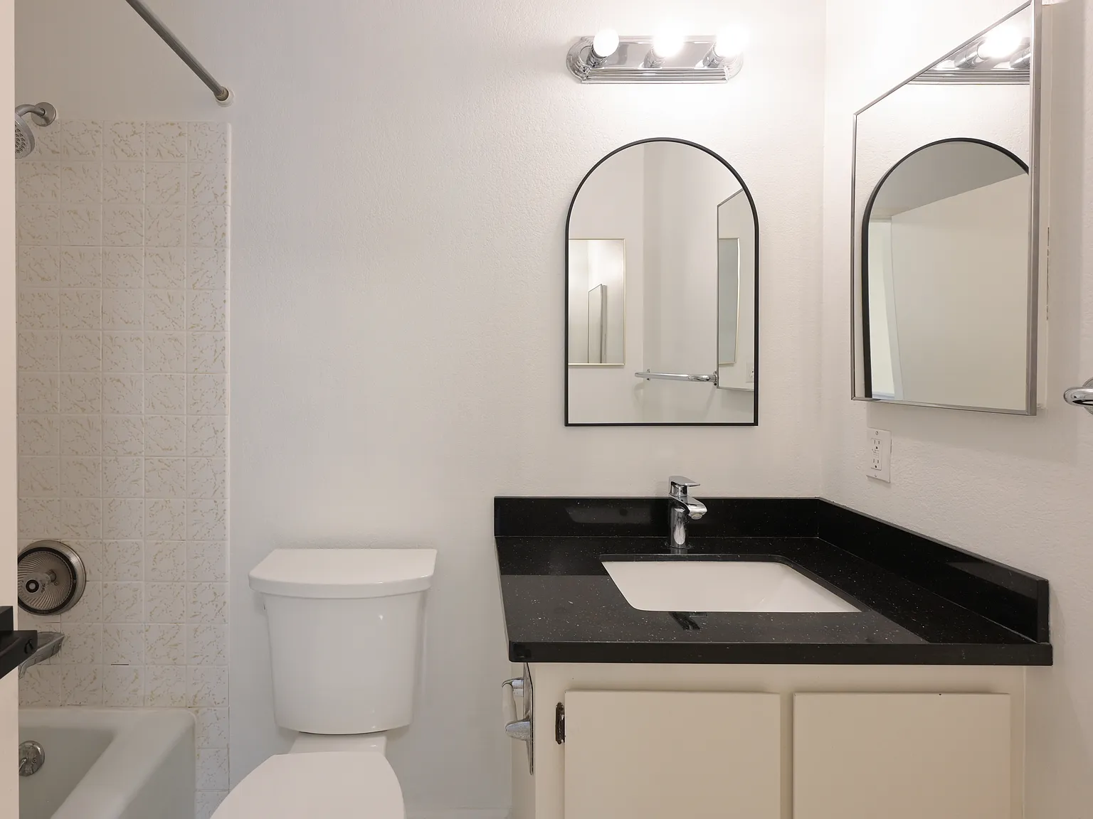 3 bed, 2.5 bath, 1528 sqft, $4,380 — Photo 3