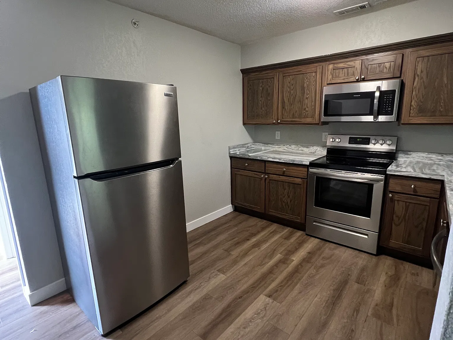 3 bed, 1000 sqft, $1,350 — Photo 2