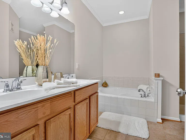 2621 Eastbourne Dr — Photo 16
