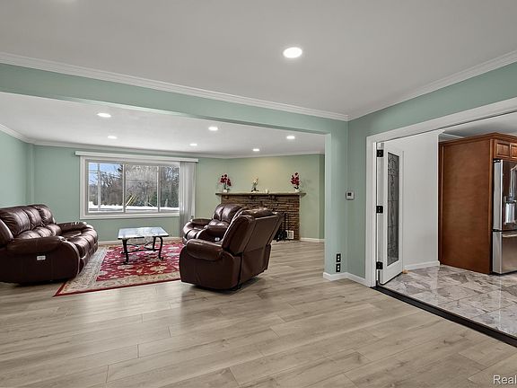 3rd image of 15500 Millar Rd
