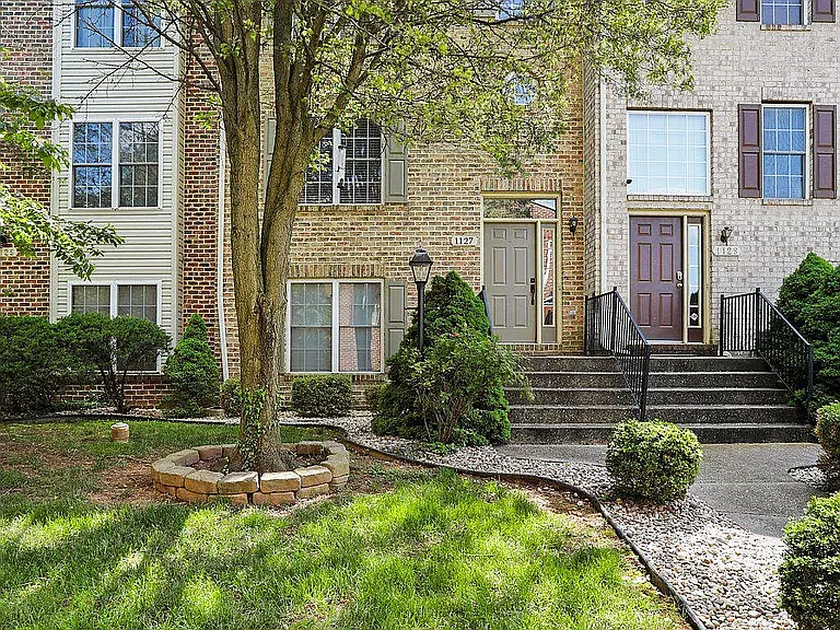 1127 Lindsay Ln — Photo 3