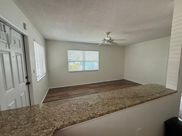 300 35th Ave N #F4, Saint Petersburg, FL 33704