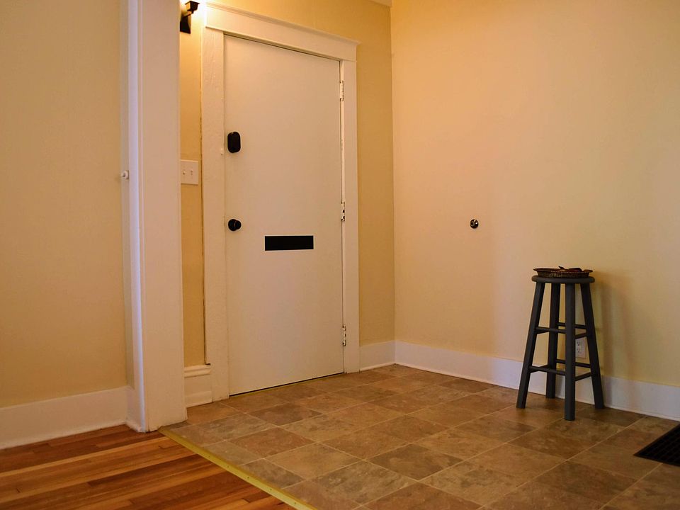 Private Entrance ; one-eleven@blackstone_unit.2