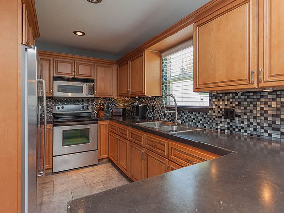 3rd image of 414 S Willow Ave
