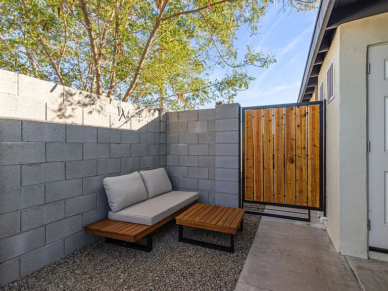 930 E Henry St #B — Photo 25