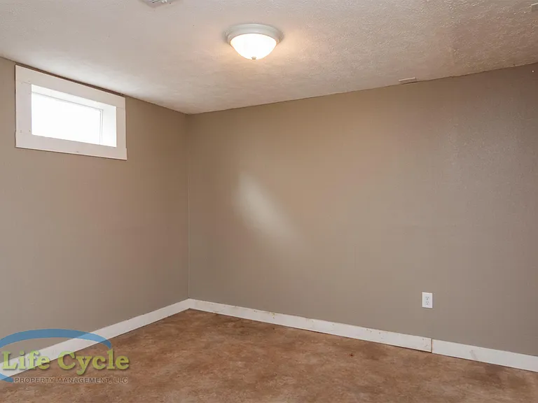 138 Travis St NE — Photo 12