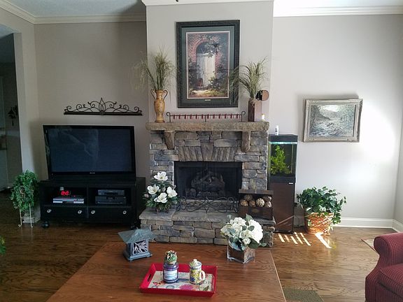 3rd image of 906 Beauford Dr