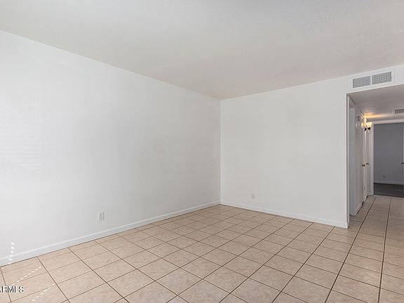 5th image of 824 W 9TH Street