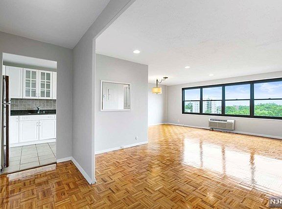 3rd image of 2348 Linwood Ave APT 7L