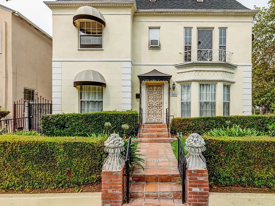 1st image of 201 S Doheny Dr