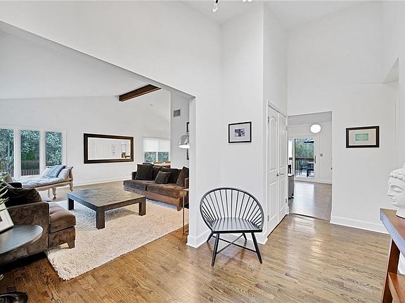 3rd image of 4 Brookline Cir