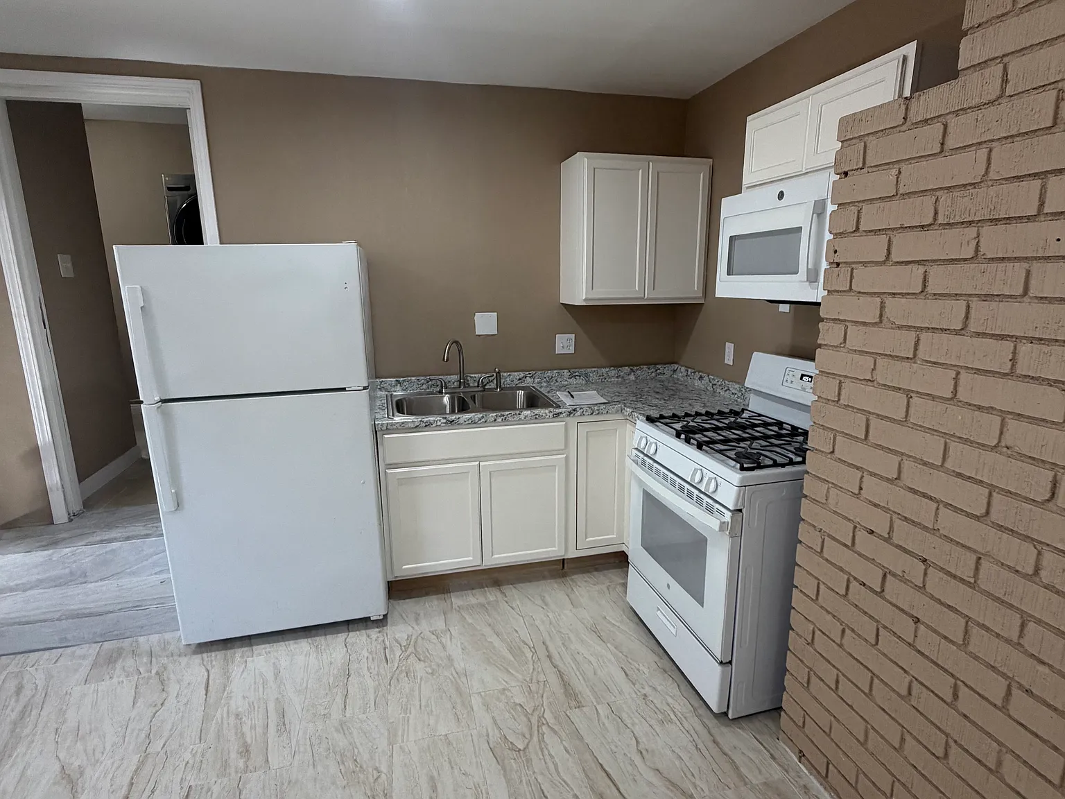 Studio, 700 sqft, $1,700 — Photo 2