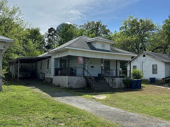 3rd image of 220 W Comanche Ave