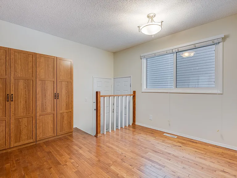 63 Woodglen Close SW — Photo 4
