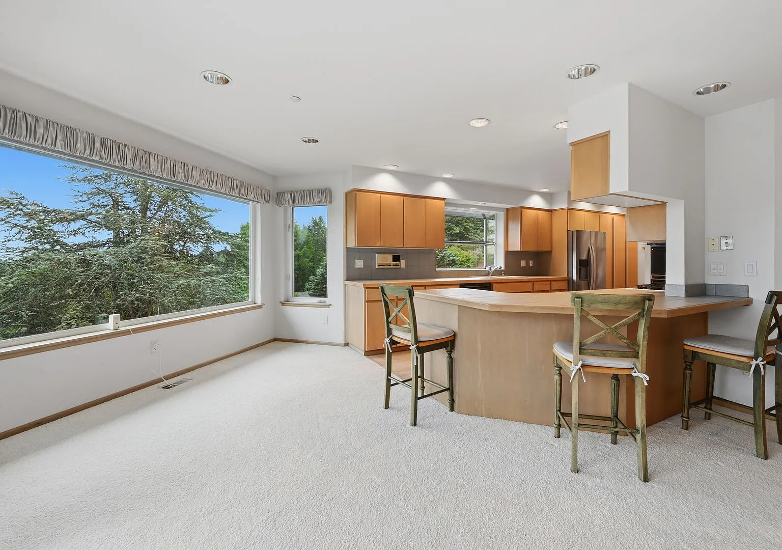3Bd/3.25Ba Lake Forest Park Home — Photo 4
