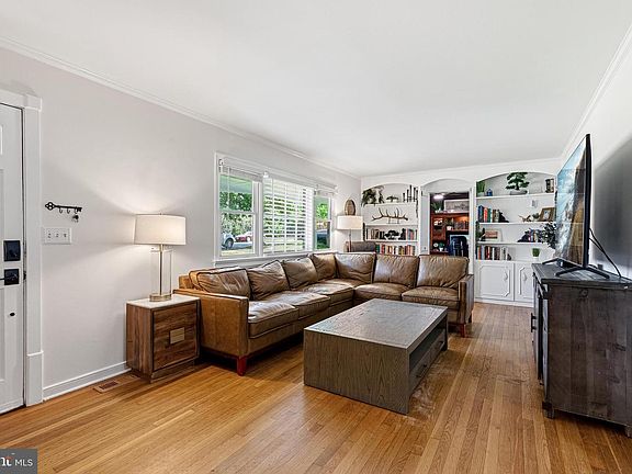 3rd image of 710 Bunker Hill St