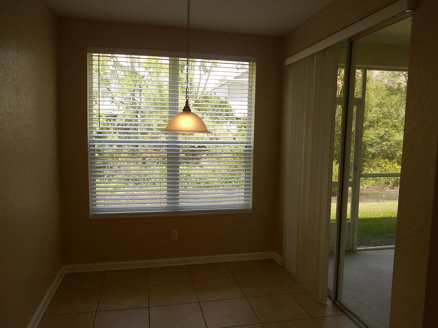 5018 Maxon Terrace, Freshly painted 3/2 Carriage home in Dunwoody — Photo 4
