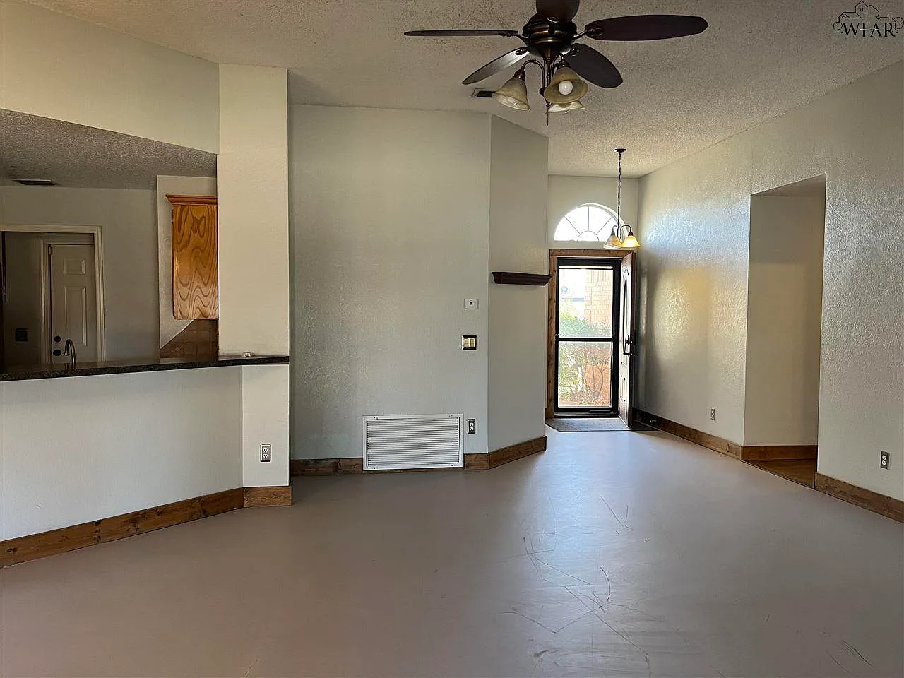 3 bed, 2.0 bath, 1390 sqft, $2,000 — Photo 2
