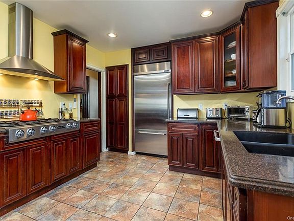 4th image of 410 Gramatan Ave