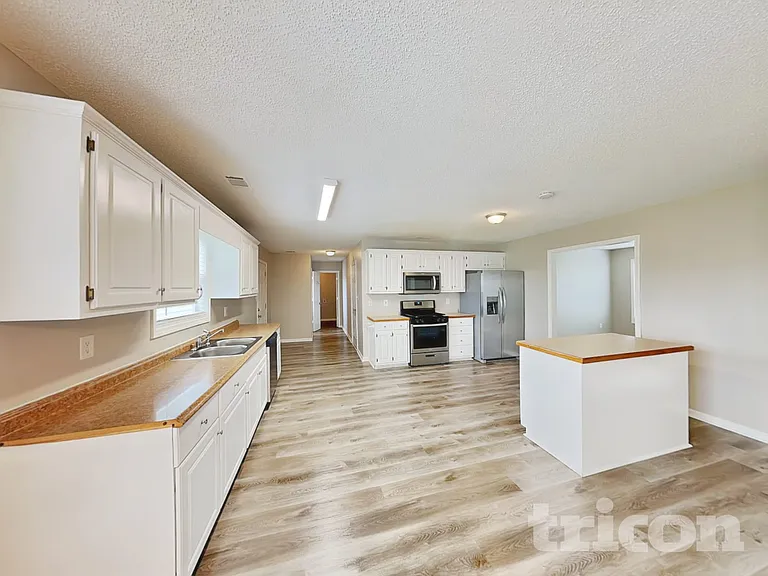 1055 Maria Dr — Photo 4