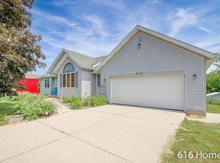 6010 Pine Island Dr NE, Comstock Park, MI 49321