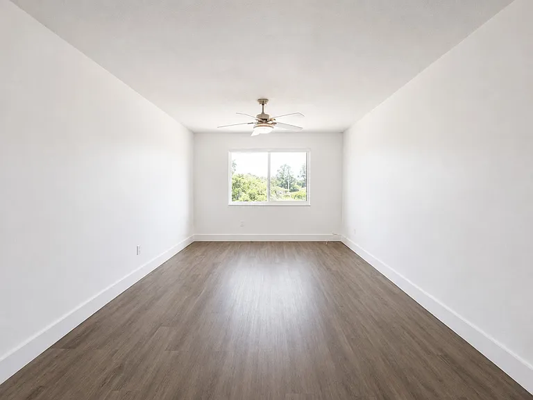 1945 NW 29th St #U8 — Photo 7