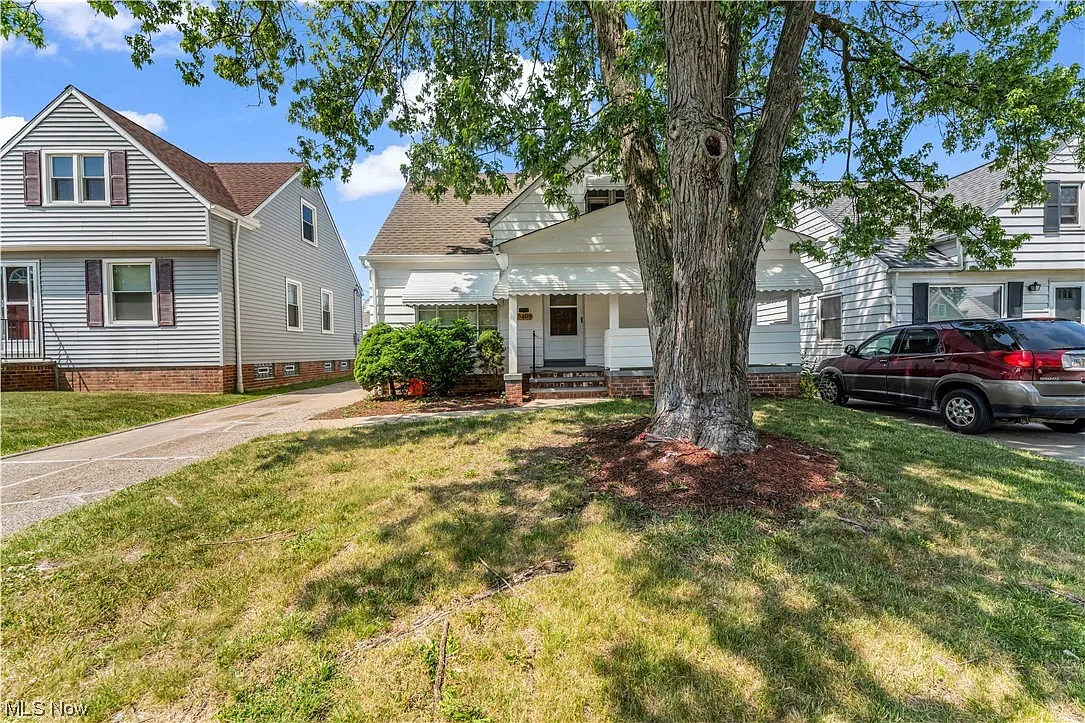 15409 Maplewood Ave photo 1