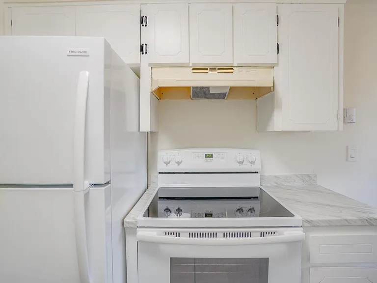 Westwood Apartments ** On-site Laundry Facilities, Off-Street Parking & Private Patio or Balcony — Photo 23