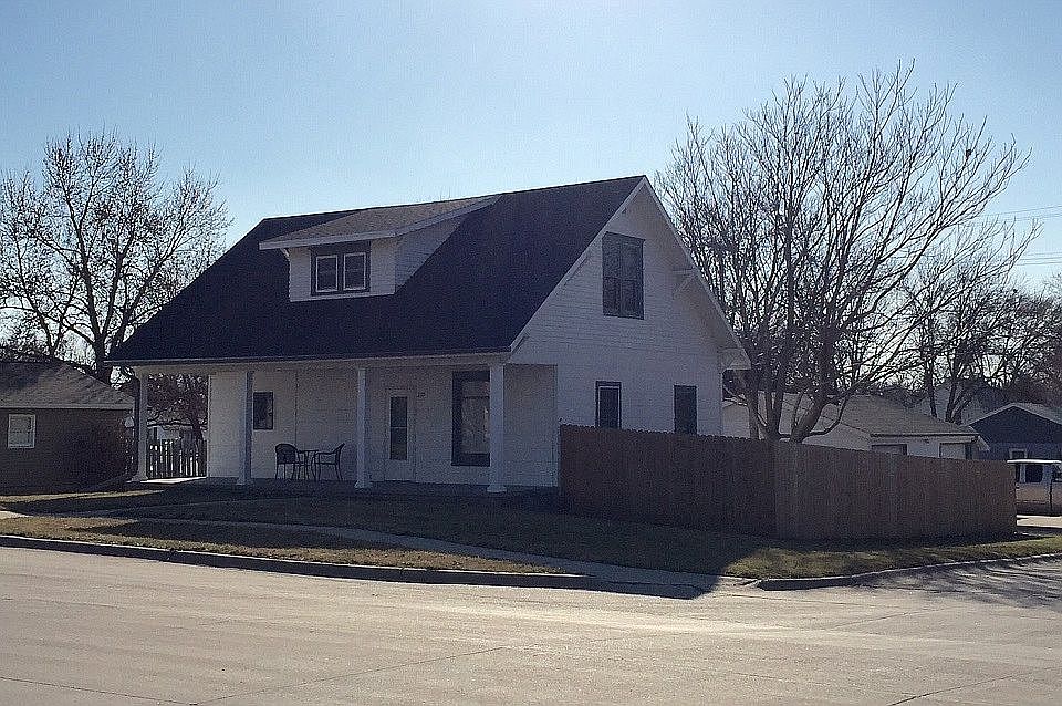 1st image of 225 N Iowa Ave